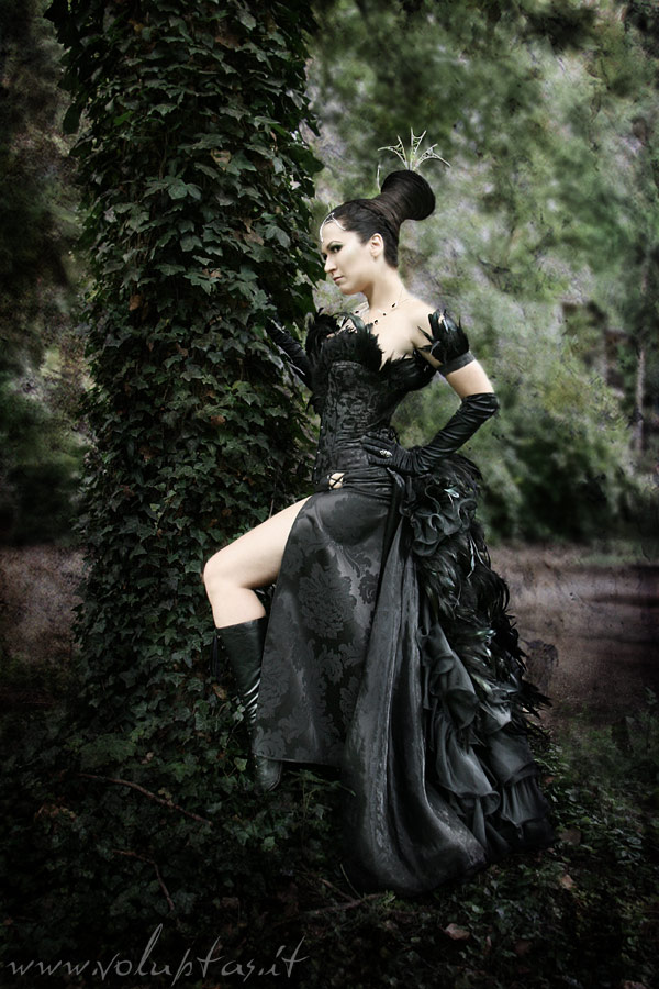 queen-of-shadows-mk