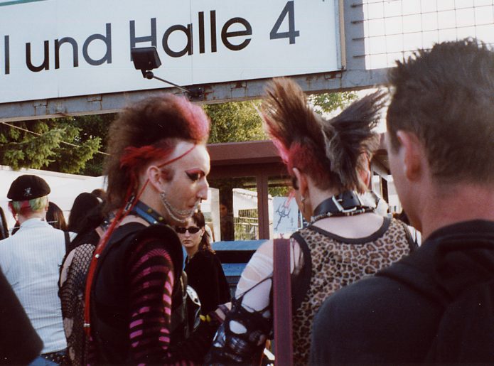 Fr vor der Agra Halle