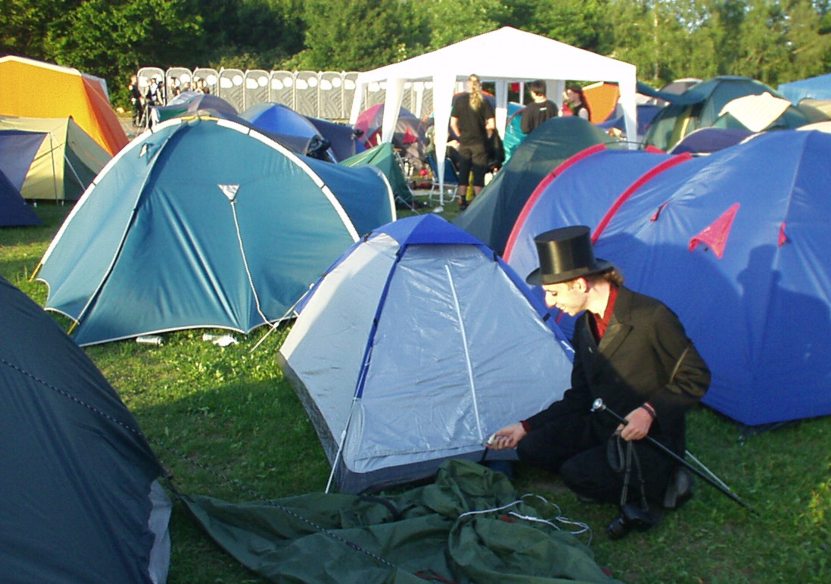 62 Fle vor seinem Zelt