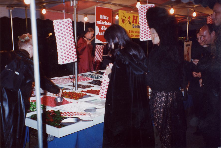 Mo Agra Gelaende Susanne vor den Gummibaerchen