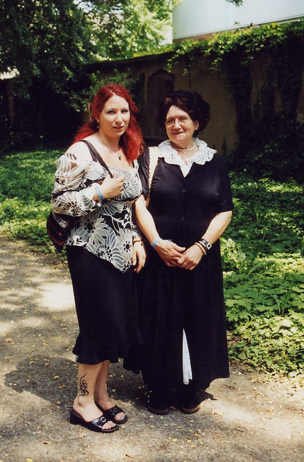 Stadtfriedhof 3 Omi mit Enkelin