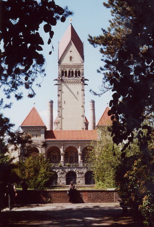 Mo S�dfriedhof Susanne vor dem Krematorium